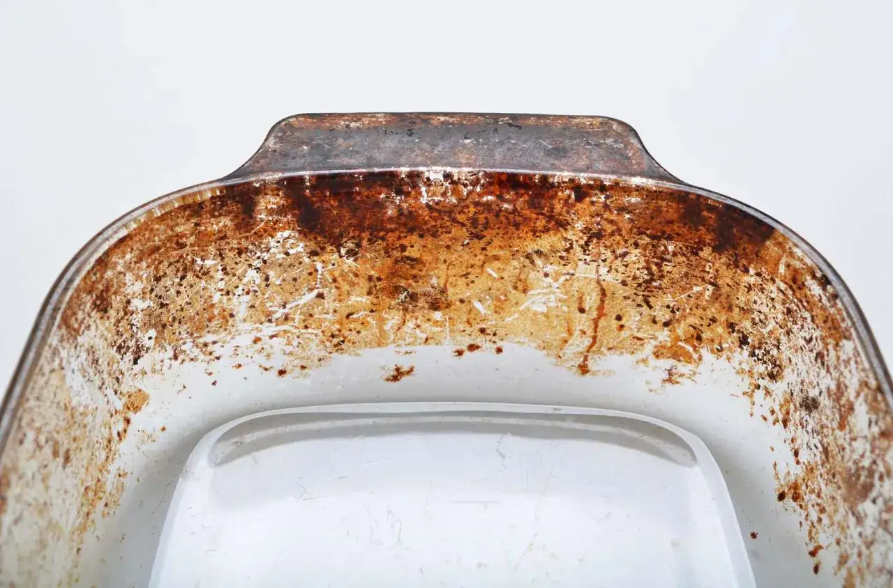 Intérieur d'une casserole brûlée, tachée de confiture. Un défi pour savoir comment nettoyer une casserole brûlée avec de la confiture.