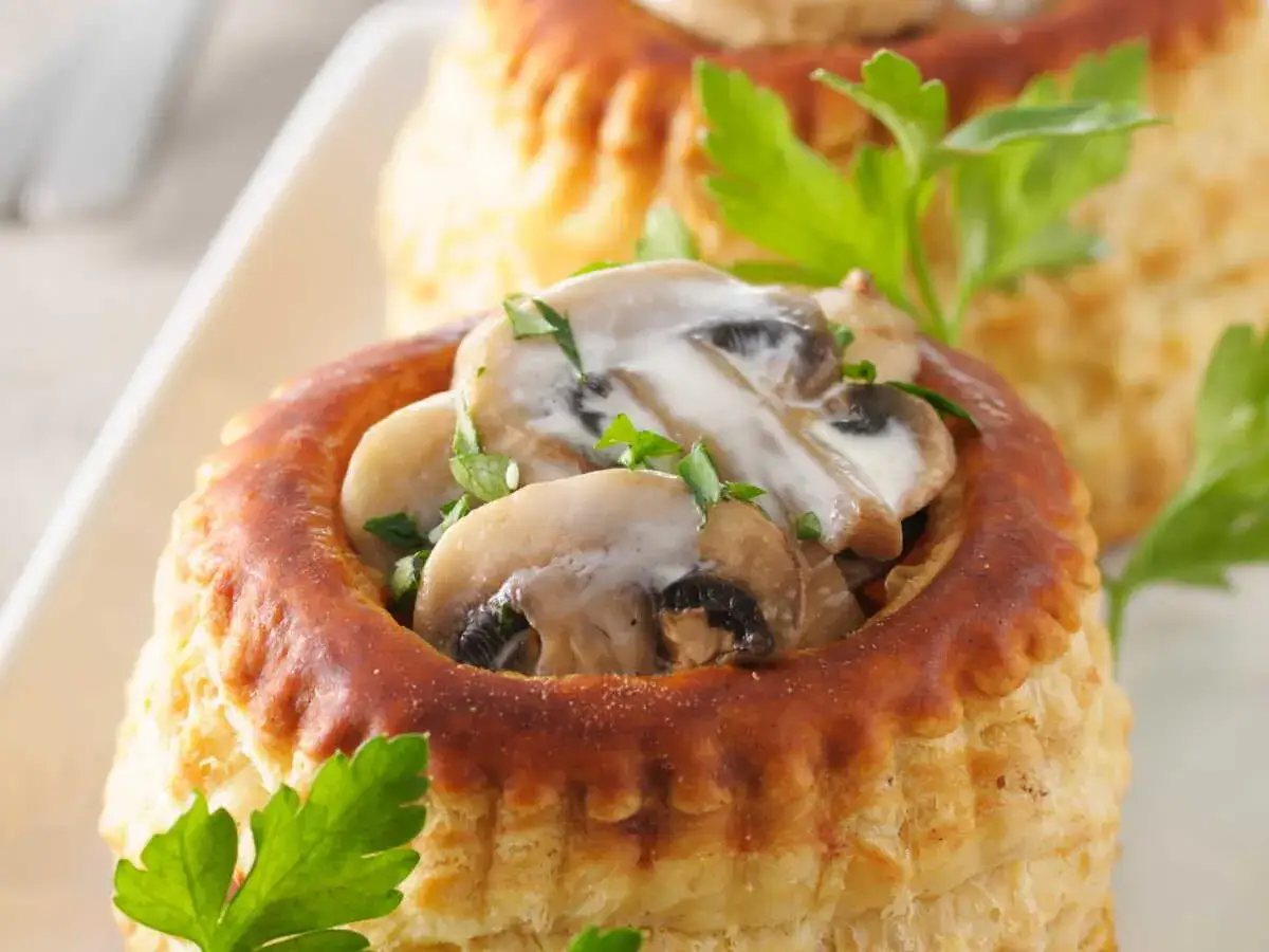 Délicieuse bouchée à la reine maison, garnie de champignons crémeux et persil frais. Un classique réconfortant.