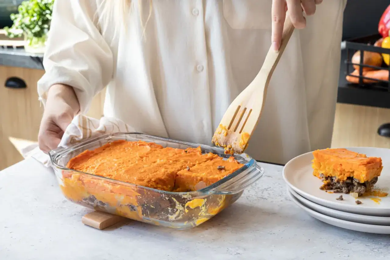 Un plat gratin&eacute; &agrave; la patate douce et viande hach&eacute;e sort du four. La question 