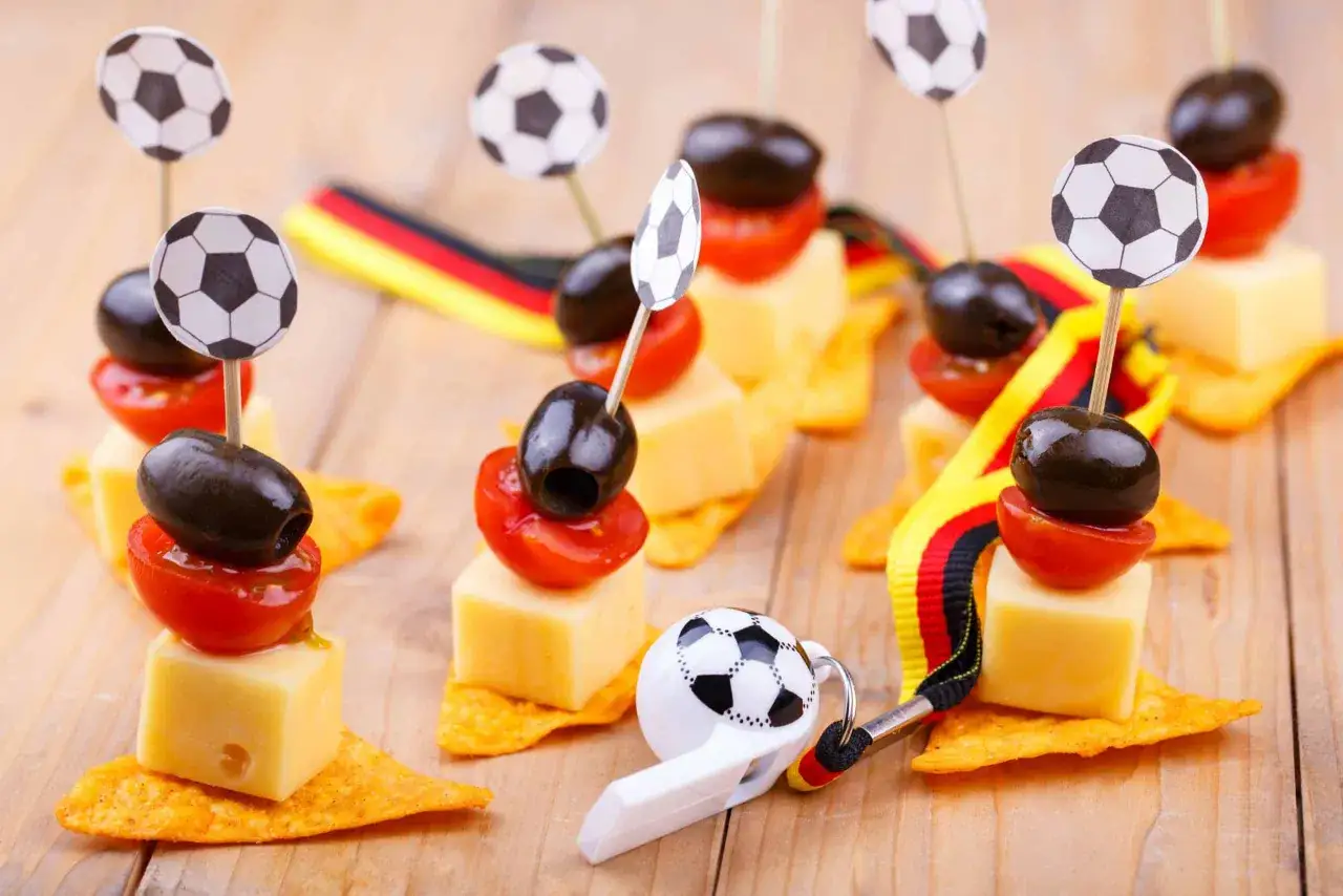 Des petits fours sur des chips, décorés de ballons de foot et de drapeaux allemands, parfaits pour une soiree foot.