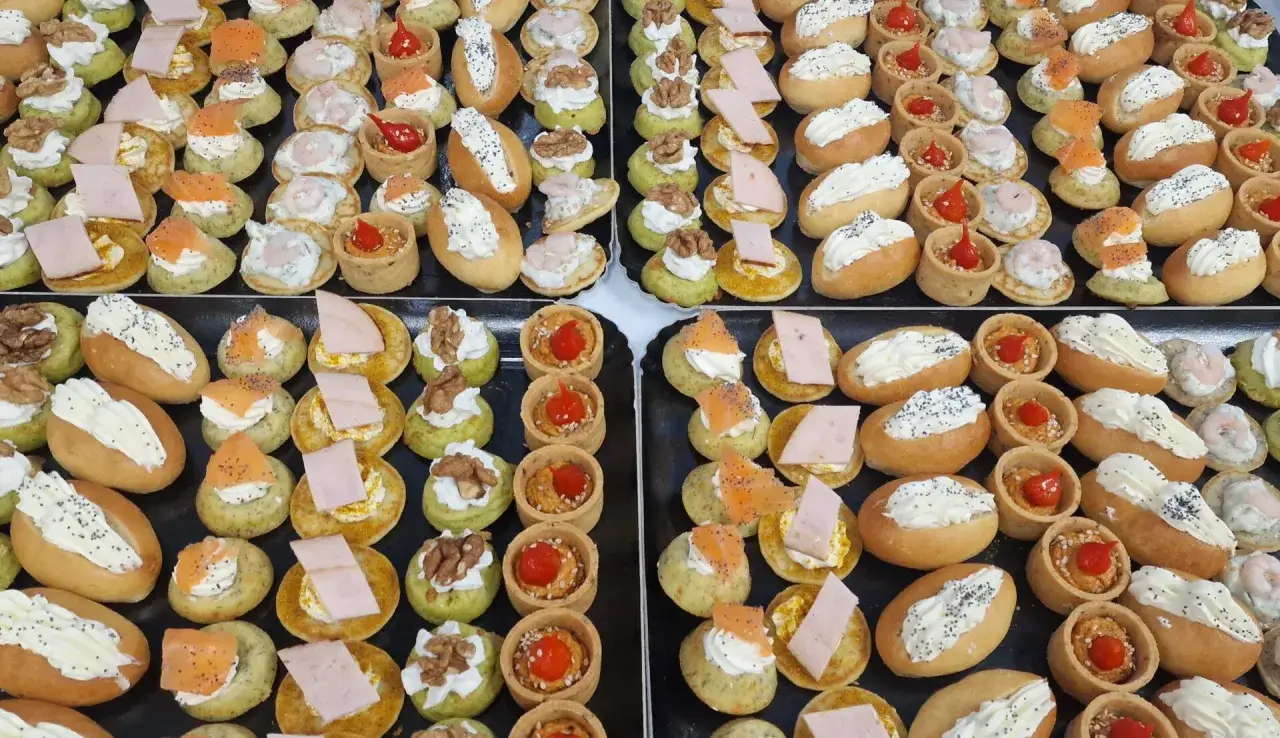 Plateau de petits fours sal&eacute;s froids vari&eacute;s : roul&eacute;s garnis, bouch&eacute;es au saumon, toasts au fromage, mini-tartes garnies.