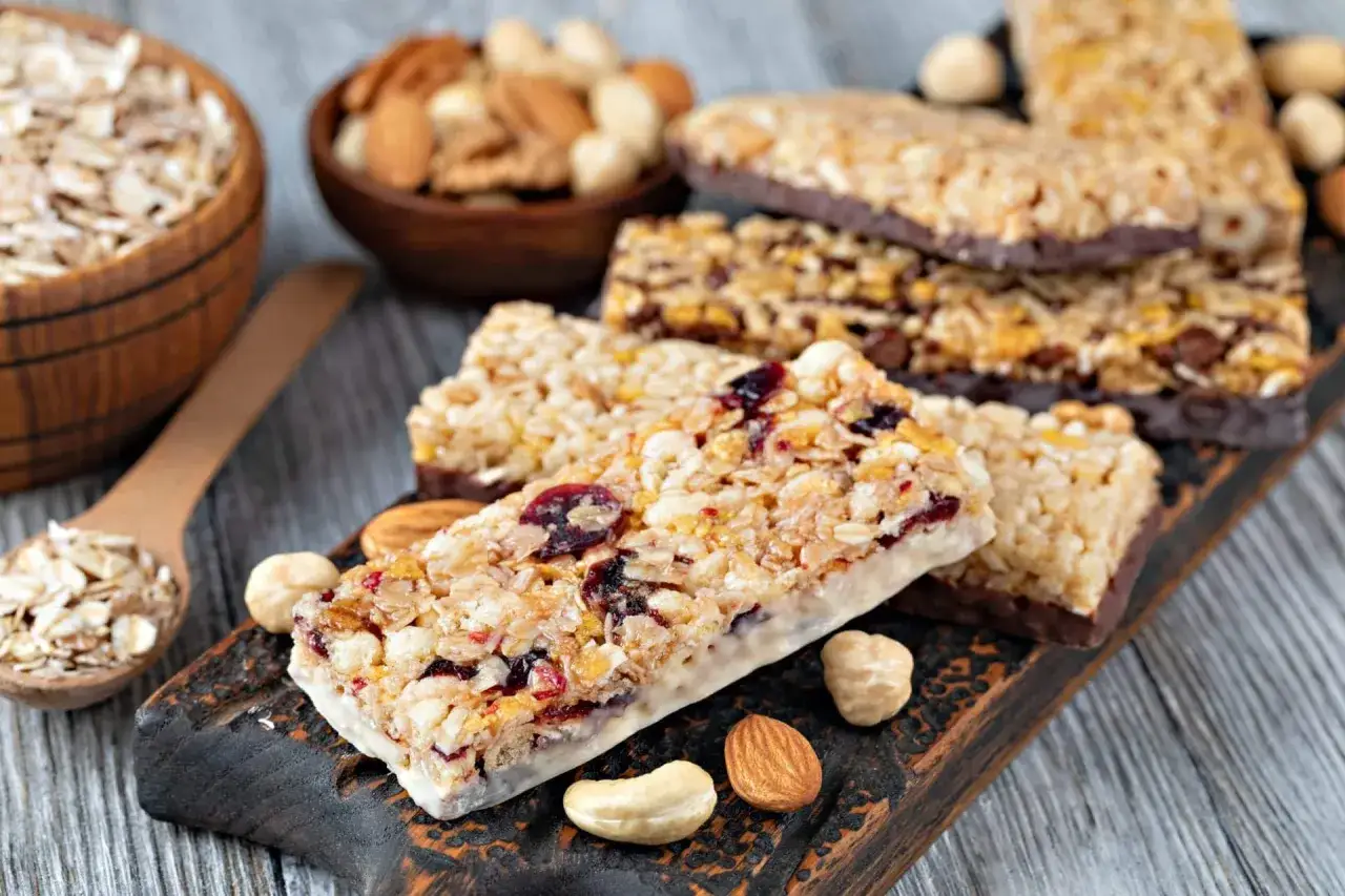 Des barres de céréales aux fruits rouges et noix, parfaites pour des snacks sains et énergisants.