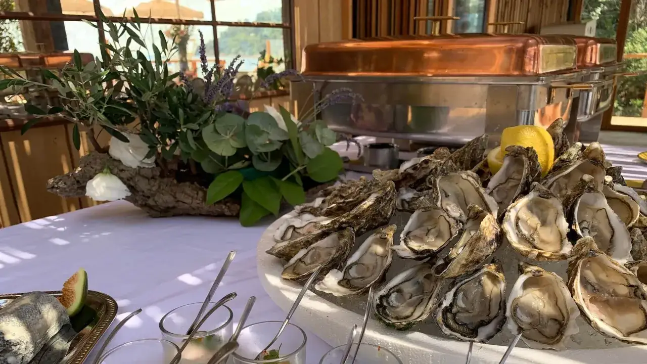 Plateau d'hu&icirc;tres fra&icirc;ches, un d&eacute;lice pour l'entr&eacute;e d'un mariage repas. Un buffet &eacute;l&eacute;gant avec des garnitures naturelles.