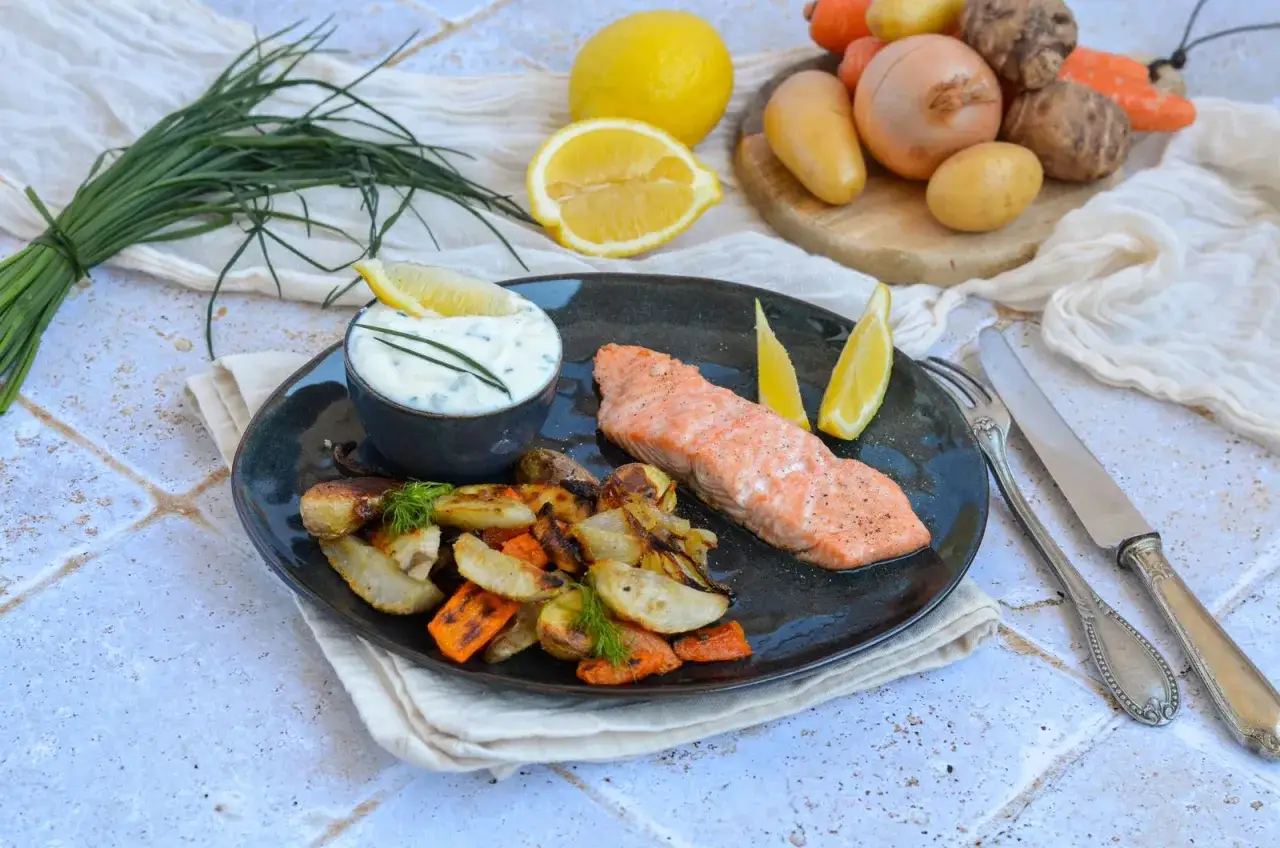 Filet de saumon au four, servi avec des légumes rôtis et une sauce crémeuse. Un accompagnement saumon au four parfait pour un repas léger et savoureux.