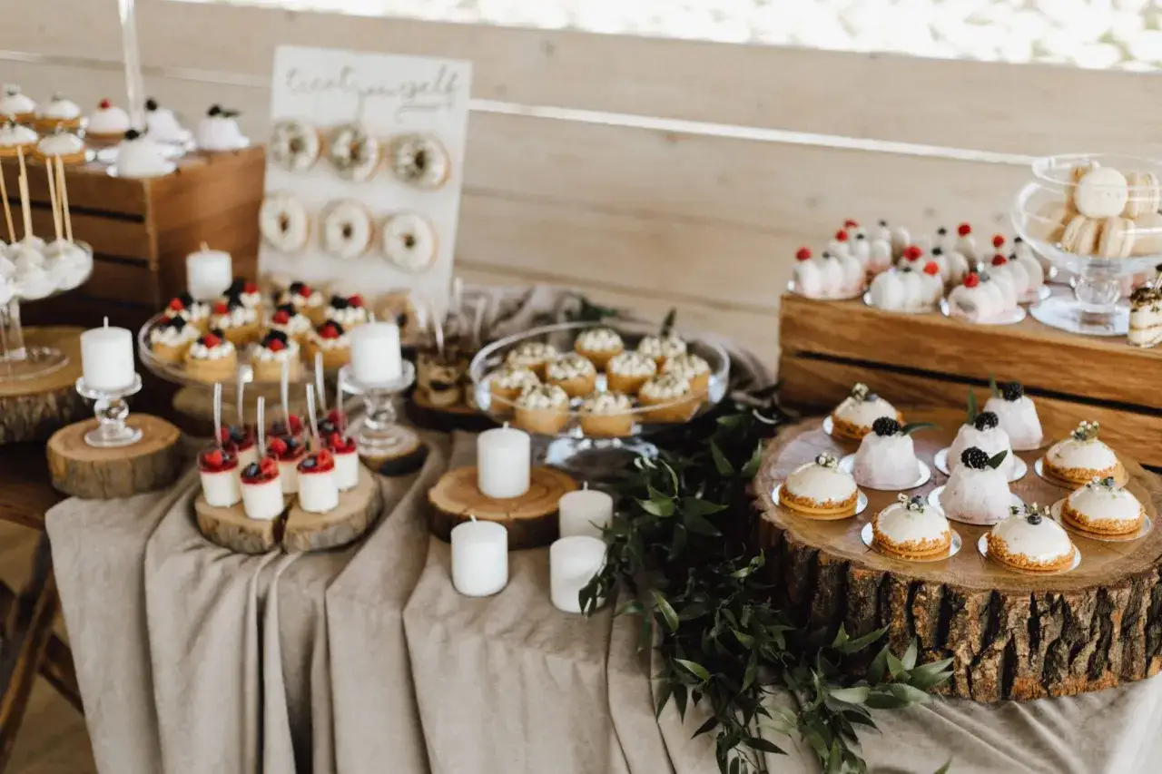 Un buffet de mariage avec des mini-gâteaux, des donuts et des macarons. Une belle idée buffet mariage pour un événement gourmand.