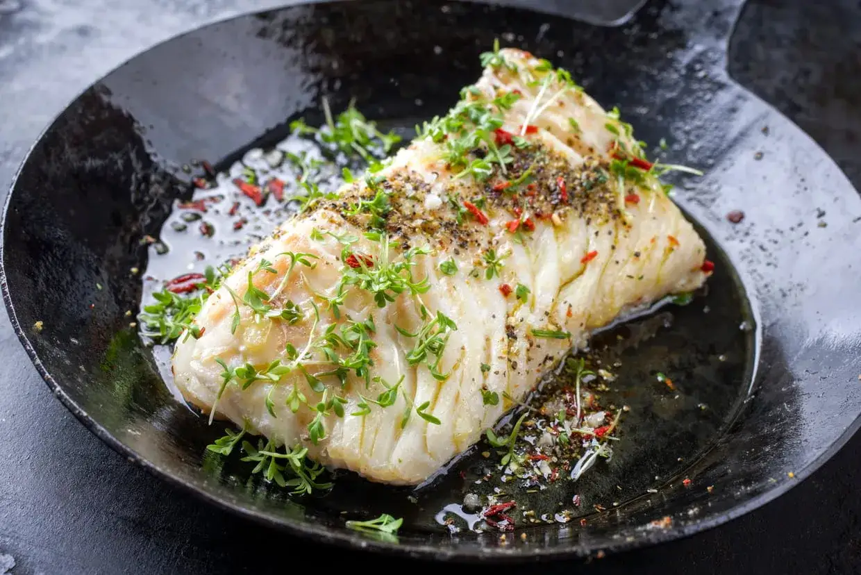 Un filet de poisson blanc, assaisonn&eacute; et garni de cresson, cuit dans une po&ecirc;le. Une belle d&eacute;monstration que l'on peut mettre une po&ecirc;le au four pour une cuisson parfaite.