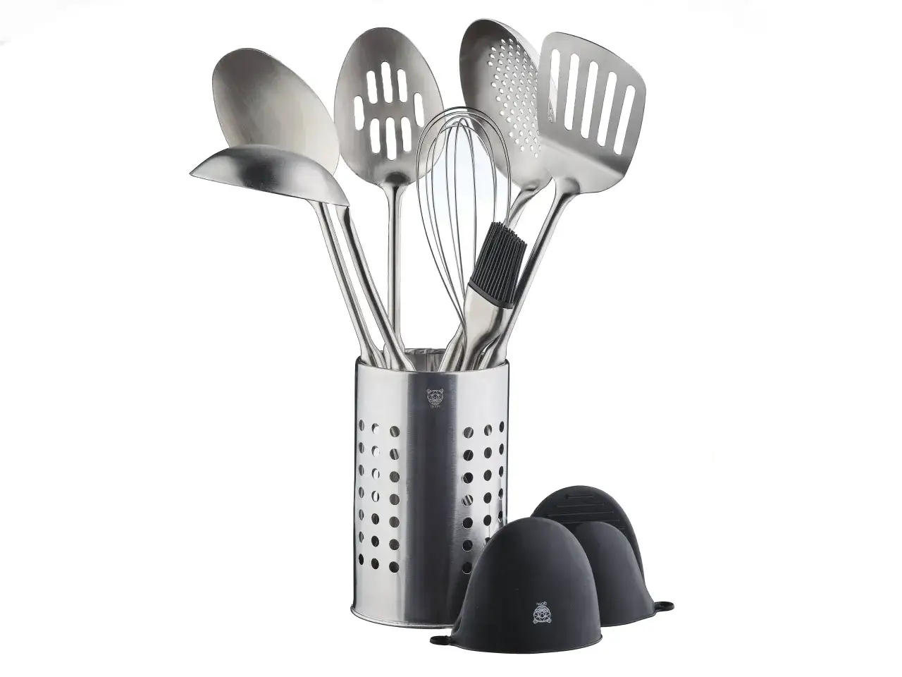 Ensemble d'ustensiles de cuisine en inox aust&eacute;nitique, incluant louche, &eacute;cumoire, fouet et spatules, dans un pot perfor&eacute;.