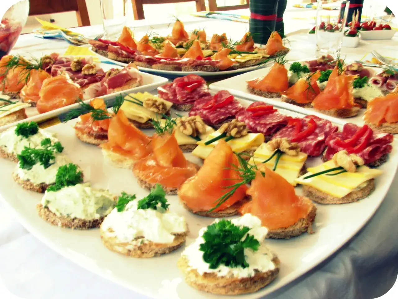 Plateau de toast apéro varié : saumon fumé, charcuterie, fromage, tartinades fraîches. Parfait pour un apéritif convivial.