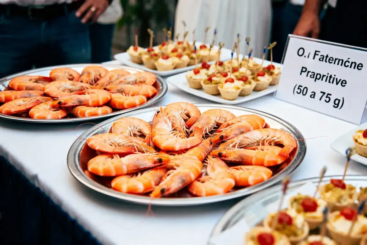 Plateaux de crevettes roses, prêts à être dégustés. La question est : combien de crevettes par personne pour ce buffet ?