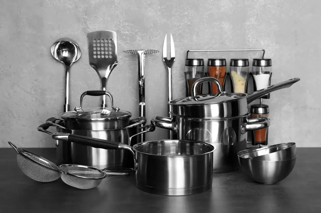 Ensemble d'ustensiles de cuisine en acier inoxydable, montrant l'avantage acier inoxydable pour la durabilité et l'élégance.