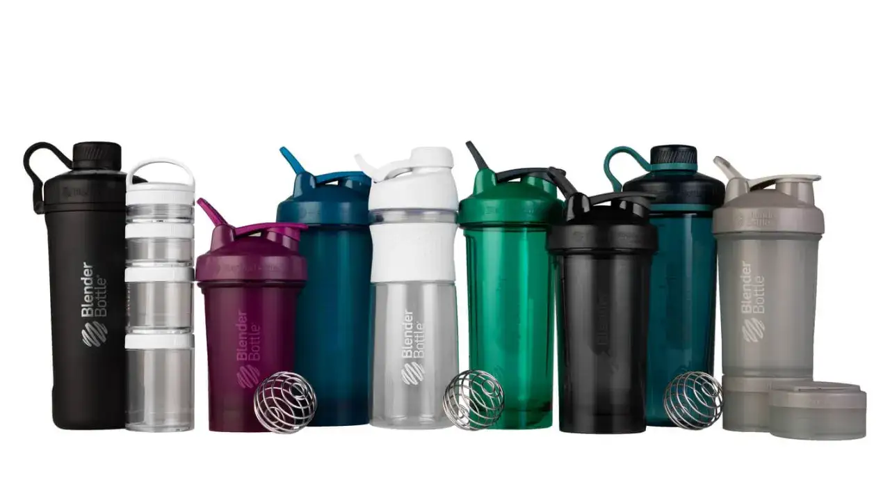 Collection de shakers de différentes couleurs et tailles, certains avec des compartiments empilables, prêts à mélanger vos boissons.