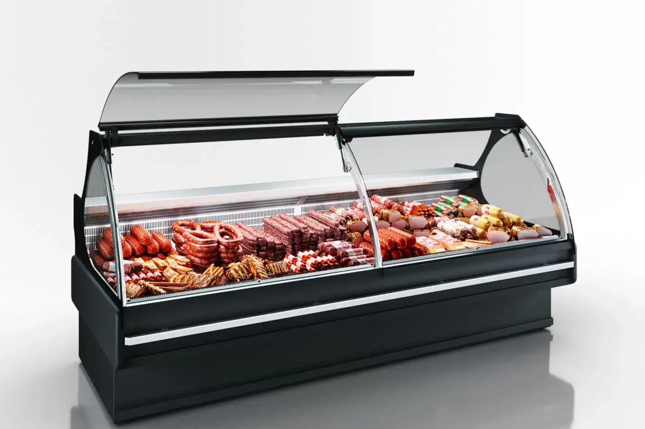 Vitrine de boucherie remplie de saucisses, charcuteries et viandes diverses. Une belle id&eacute;e pr&eacute;paration boucherie pour attirer les clients.
