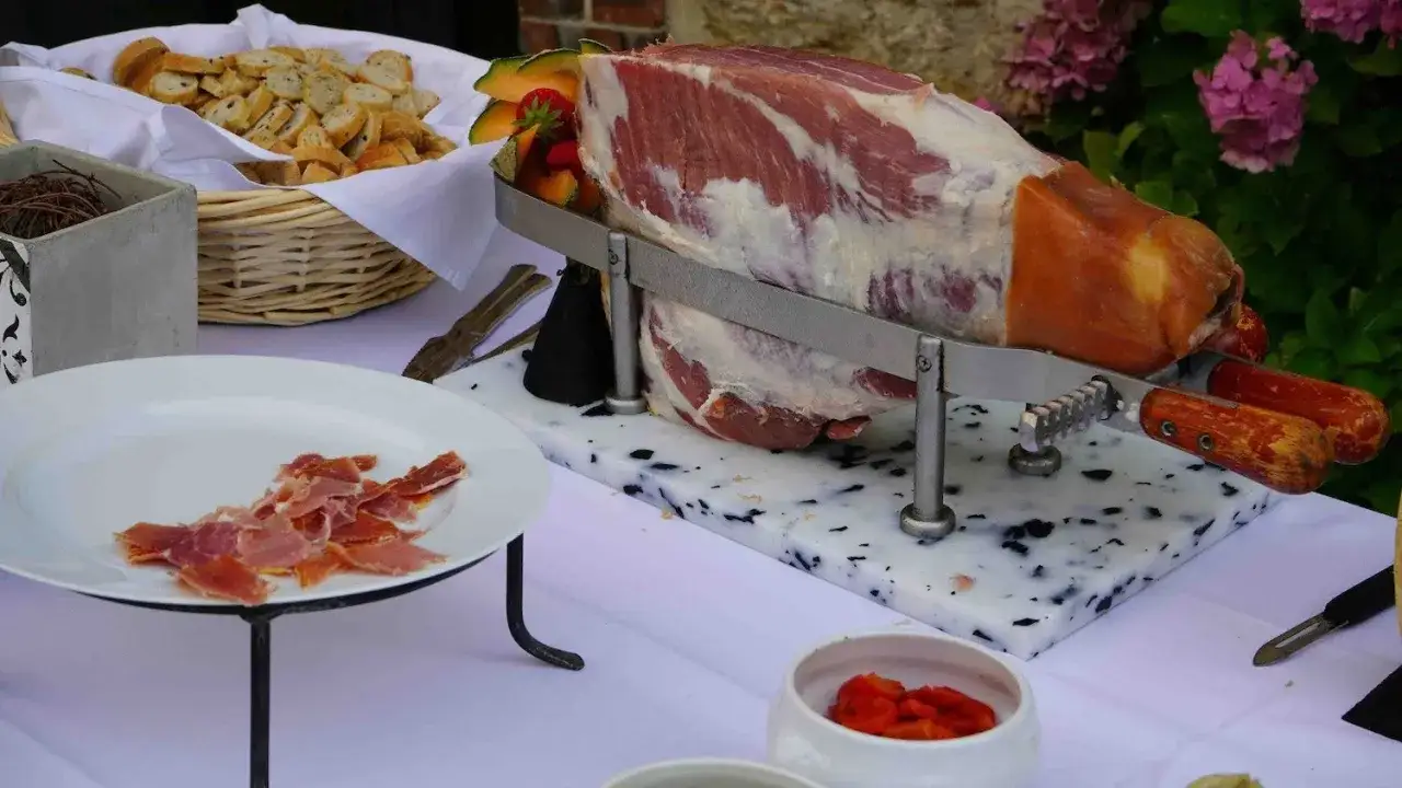 Jambon cru tranch&eacute; pour un vin d'honneur mariage pas cher. Accompagn&eacute; de pain grill&eacute; et fruits frais.