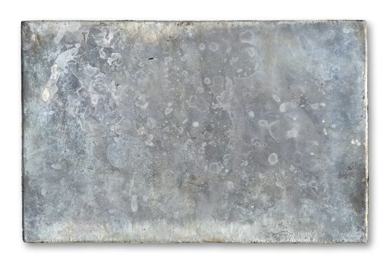 Surface d'aluminium patin&eacute;e, pr&ecirc;te pour un d&eacute;capage. Texture grise avec des marques et des taches.