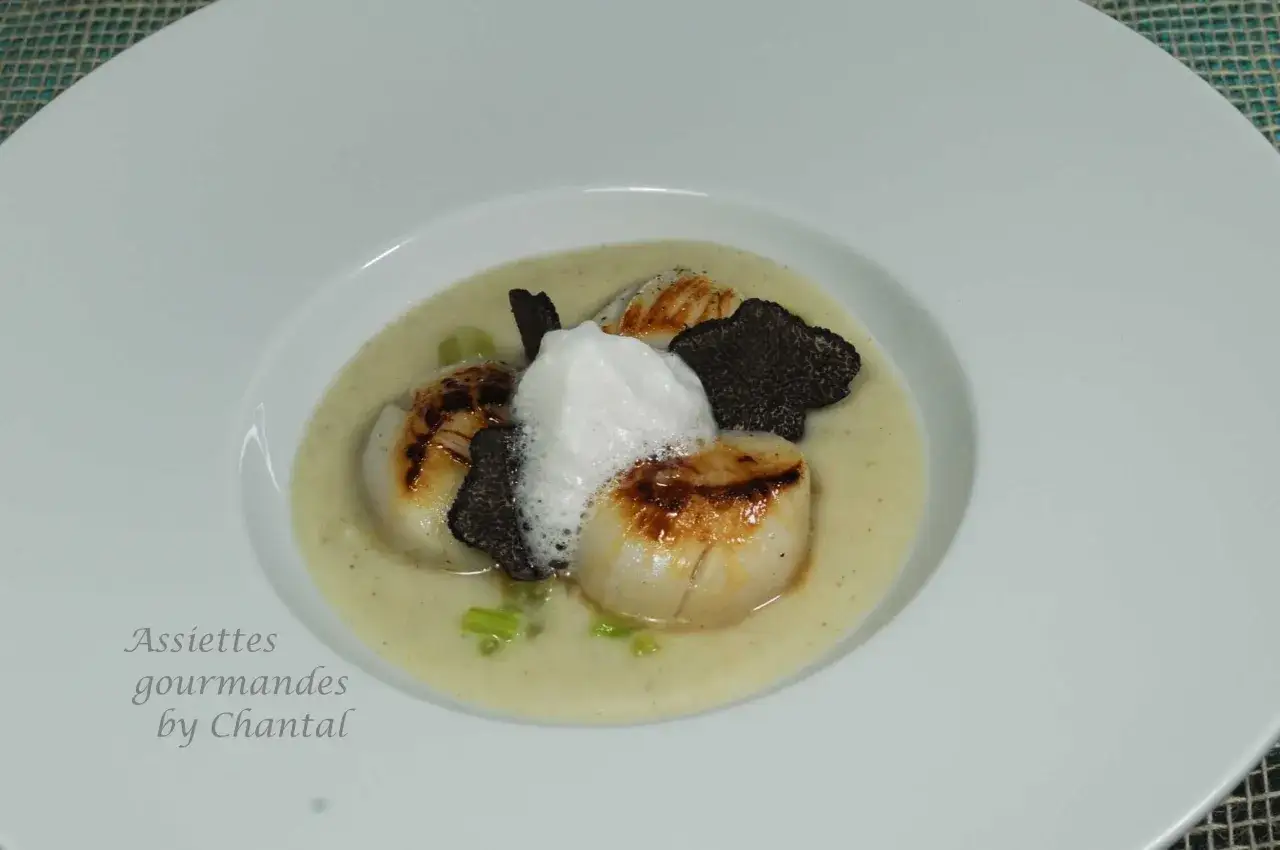 Saint-Jacques poêlées, sauce crémeuse, truffe noire et écume : des mets d'exception signés Assiettes gourmandes by Chantal.
