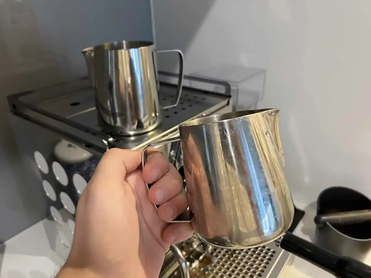 Maintenant, préparez votre recette latte parfaite avec ces pichets en inox. Un pour le lait, l'autre pour l'espresso.