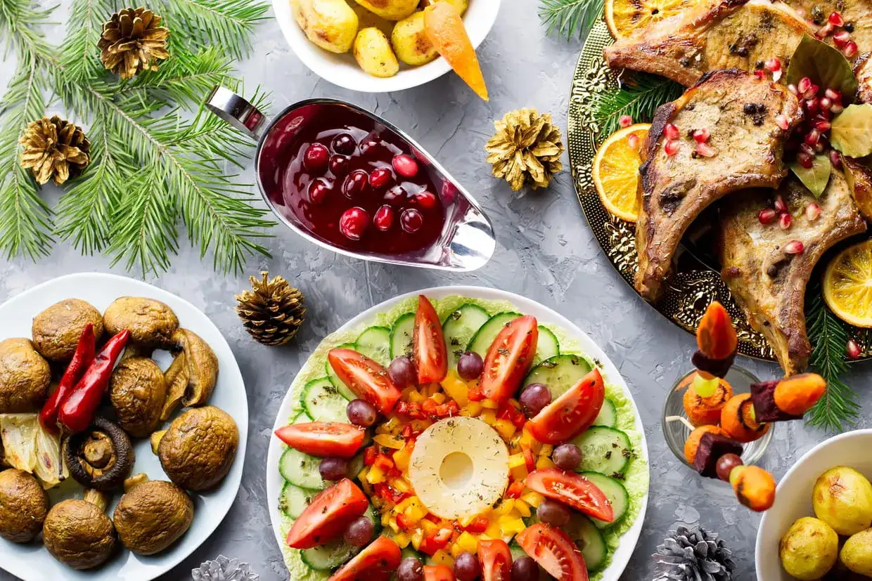 Un festin de No&euml;l : c&ocirc;telettes de porc, salade color&eacute;e, sauce aux airelles et accompagnements gourmands.