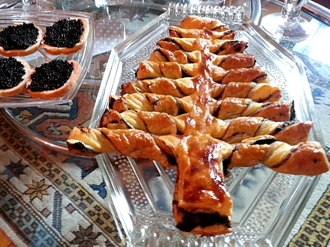 Un arbre de Noël gourmand en feuilleté tapenade, prêt à être dégusté. Des toasts au caviar complètent ce festin.