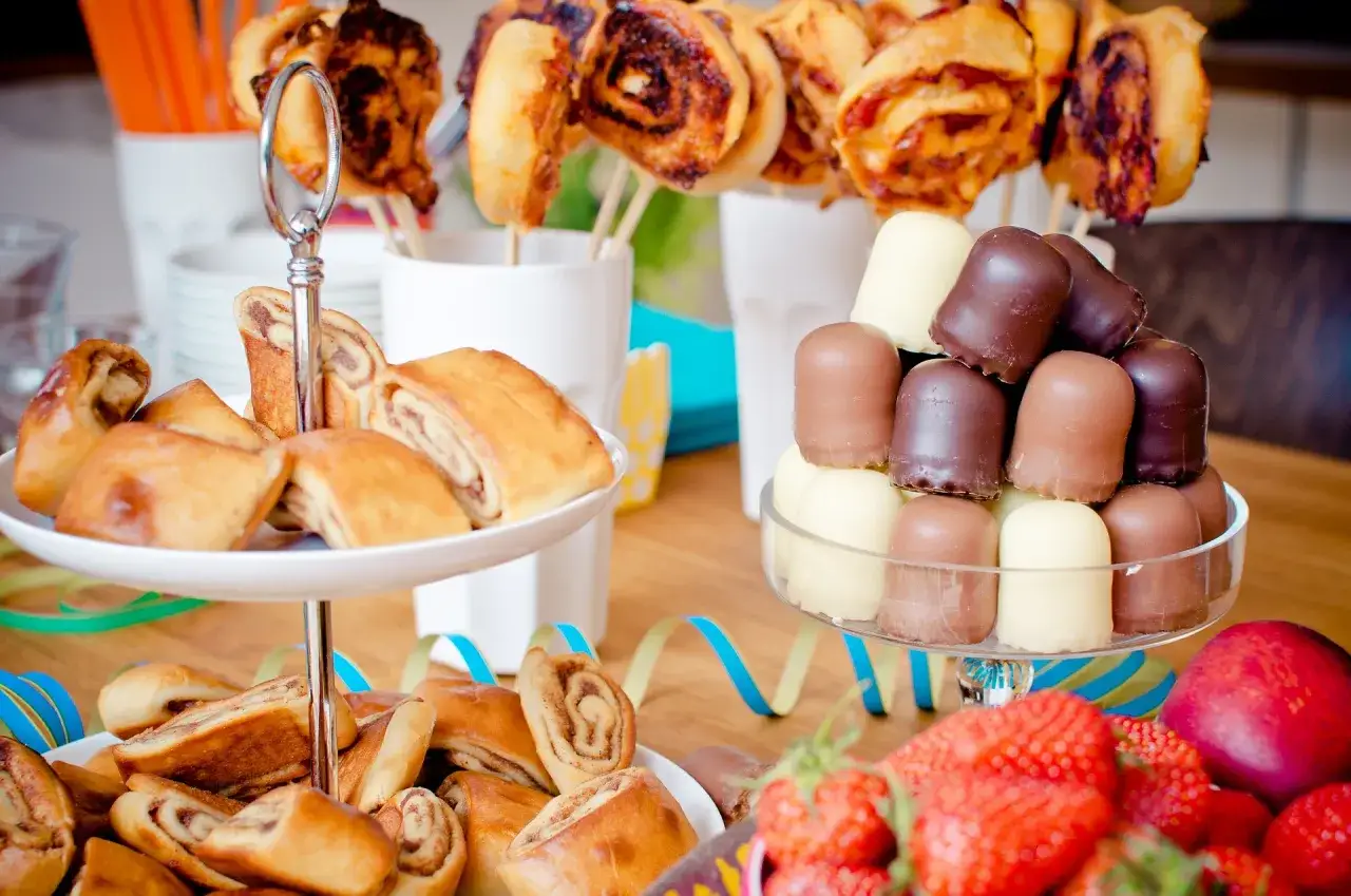 Gourmandises pour une kermesse : petits pains roul&eacute;s, chocolats enrob&eacute;s et fruits frais. Une belle id&eacute;e repas kermesse &eacute;cole !