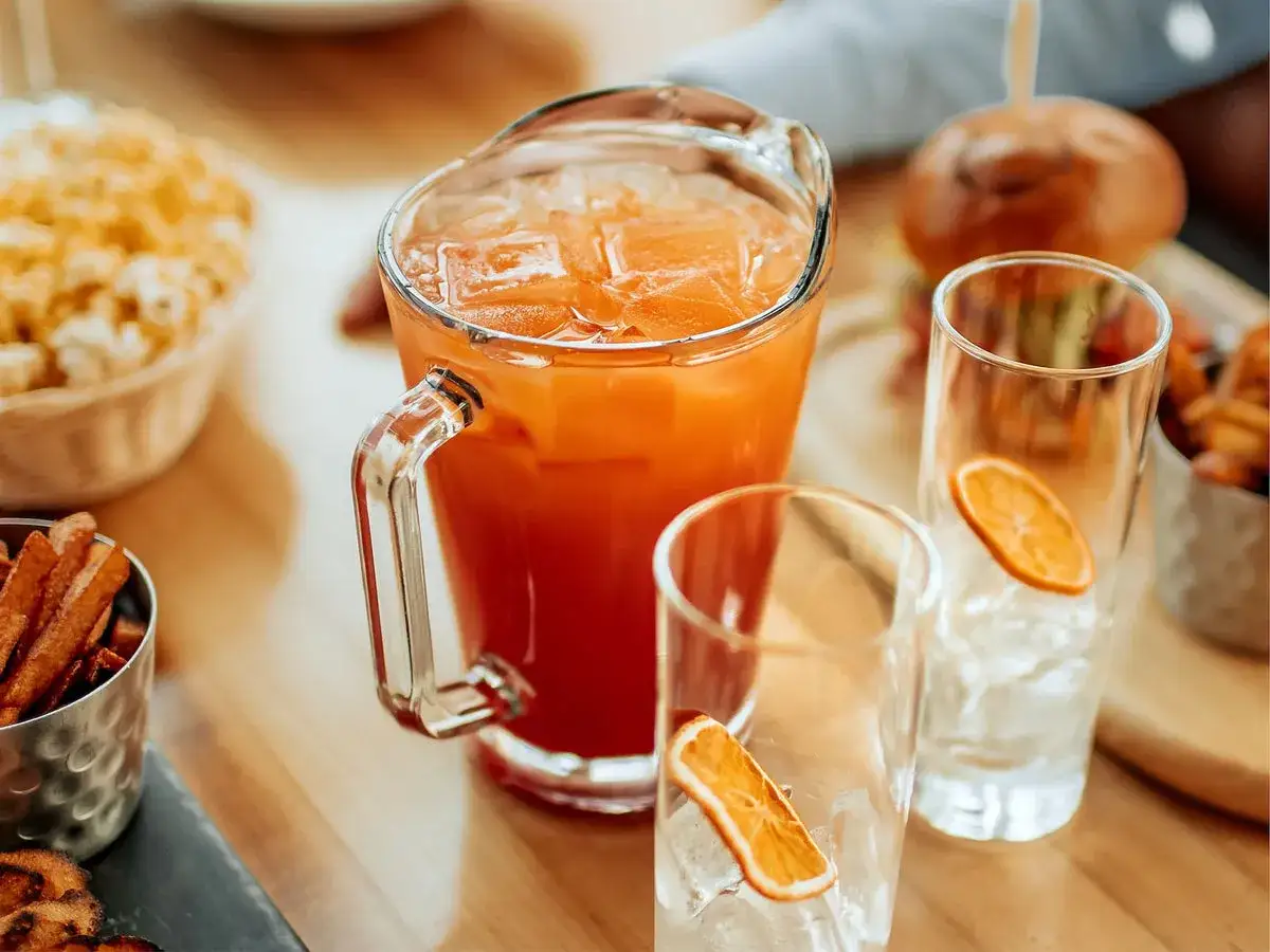 Pichet de cocktail Sex on the Beach, parfait pour une recette de 5L. Servi avec des gla&ccedil;ons et des rondelles d'orange.
