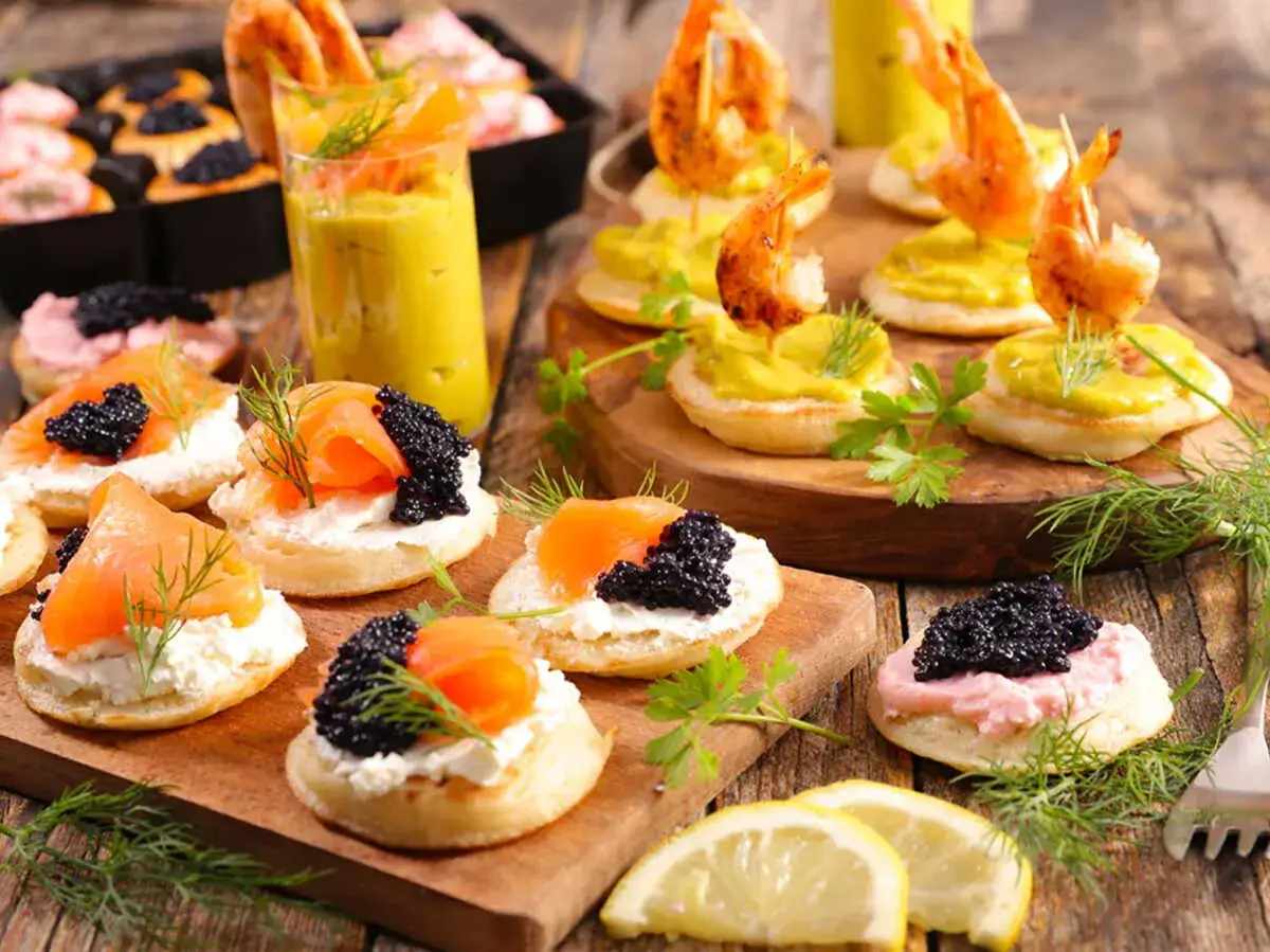 Un ap&eacute;ro dinatoire pour 10 personnes : mini blinis garnis de saumon fum&eacute;, caviar, crevettes et tartinades. D&eacute;licieux !