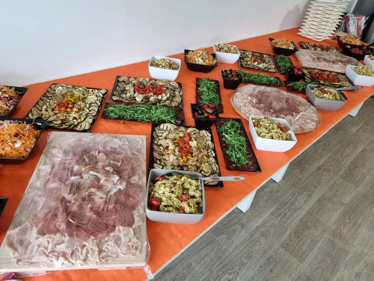 Buffet froid varié avec charcuterie, salades de pâtes et légumes grillés. Idéal pour un prix buffet froid 60 personnes.