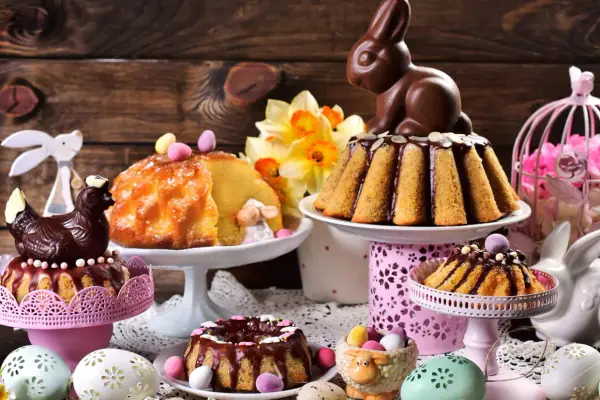 Un festin de Pâques : gâteaux, poule et lapin en chocolat, œufs décorés. Un vrai dessert de Pâques traditionnel pour célébrer.