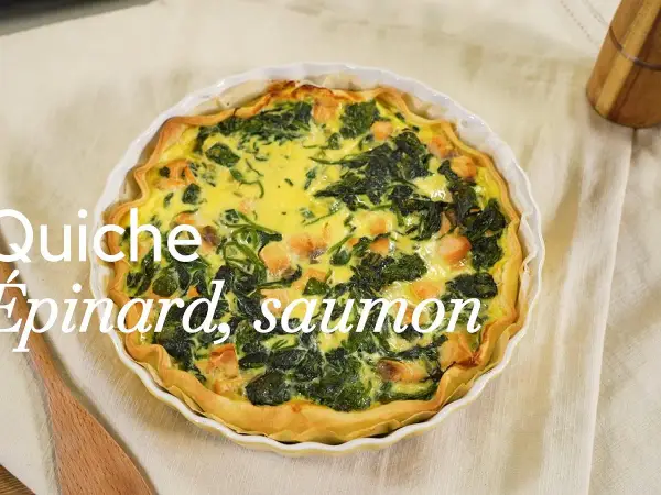 Quiche saumon épinard frais, un délice doré et vert, prêt à être dégusté.