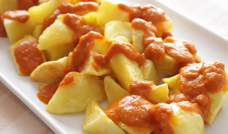 Pommes de terre coupées en dés, dorées et nappées d'une sauce bravas onctueuse. Un délice espagnol.